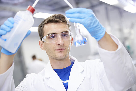 Student im WESSLING Labor.