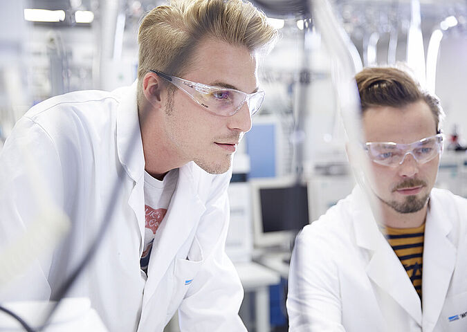 Zwei Chemiestudenten im WESSLING Labor.