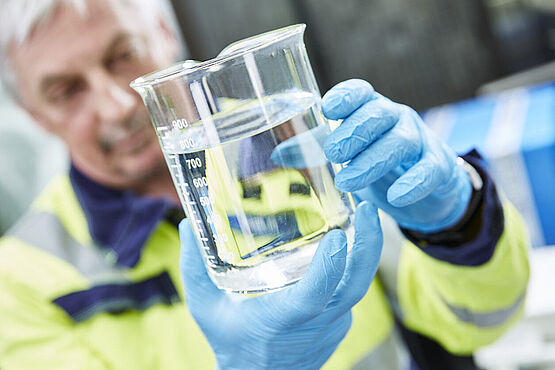 WESSLING Experte untersucht eine Wasserprobe